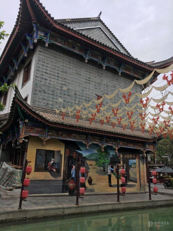 摆动小圆球